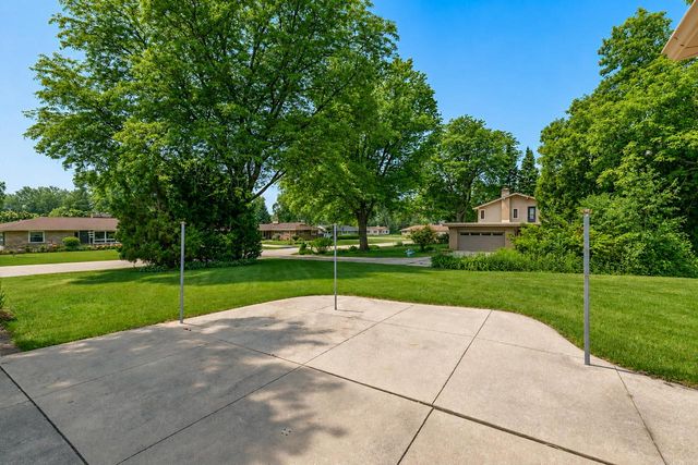 6901 N Crestwood DRIVE, Glendale, WI 53209