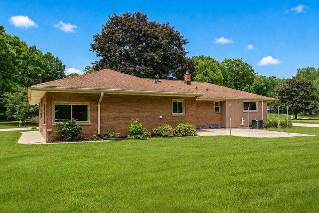 6901 N Crestwood DRIVE, Glendale, WI 53209
