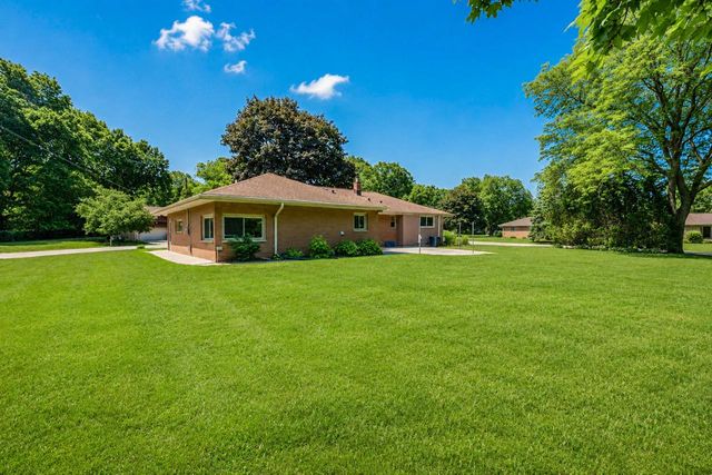 6901 N Crestwood DRIVE, Glendale, WI 53209
