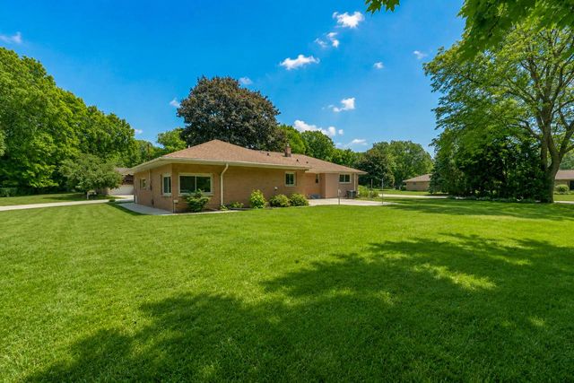6901 N Crestwood DRIVE, Glendale, WI 53209