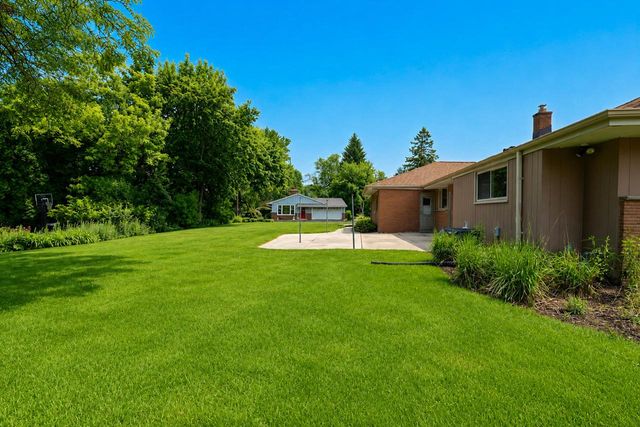 6901 N Crestwood DRIVE, Glendale, WI 53209