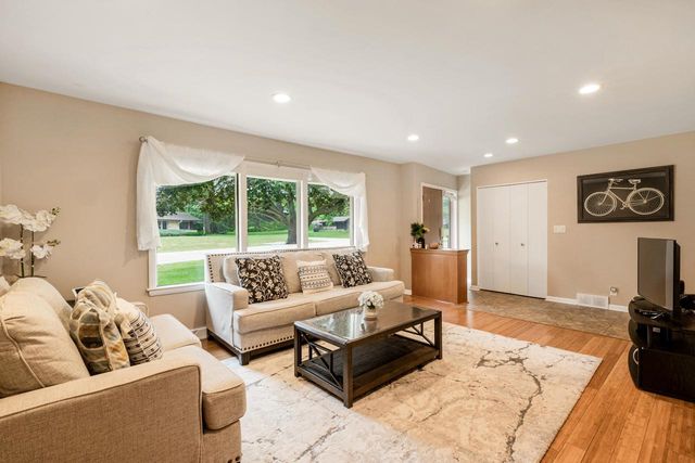 6901 N Crestwood DRIVE, Glendale, WI 53209