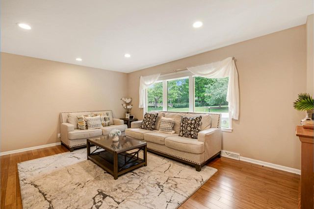 6901 N Crestwood DRIVE, Glendale, WI 53209