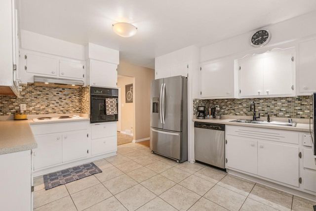 6901 N Crestwood DRIVE, Glendale, WI 53209