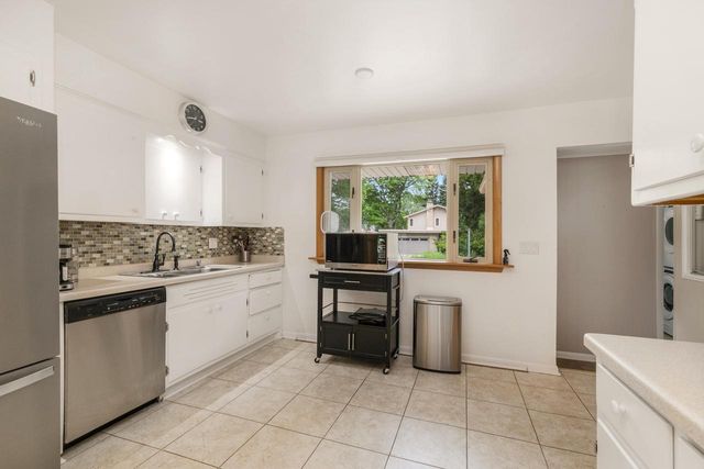 6901 N Crestwood DRIVE, Glendale, WI 53209