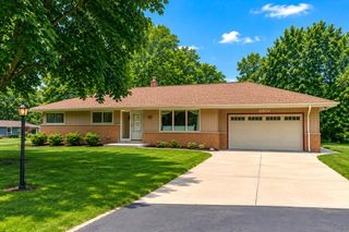 6901 N Crestwood DRIVE, Glendale, WI 53209