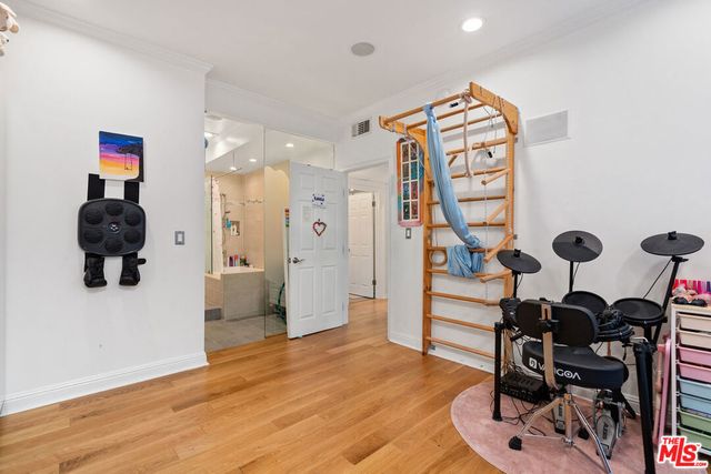 221 S Gale Drive 305, Beverly Hills, CA 90211