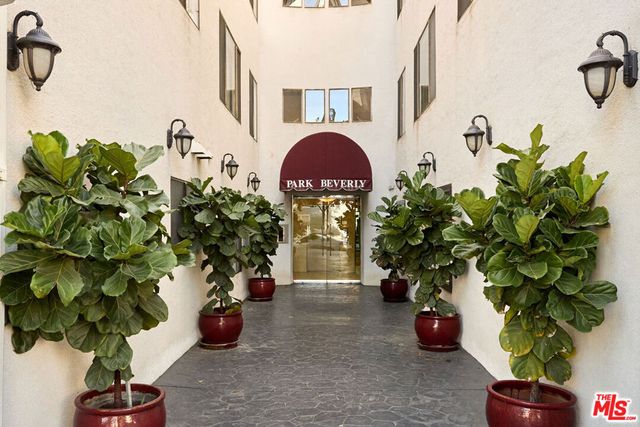 221 S Gale Drive 305, Beverly Hills, CA 90211