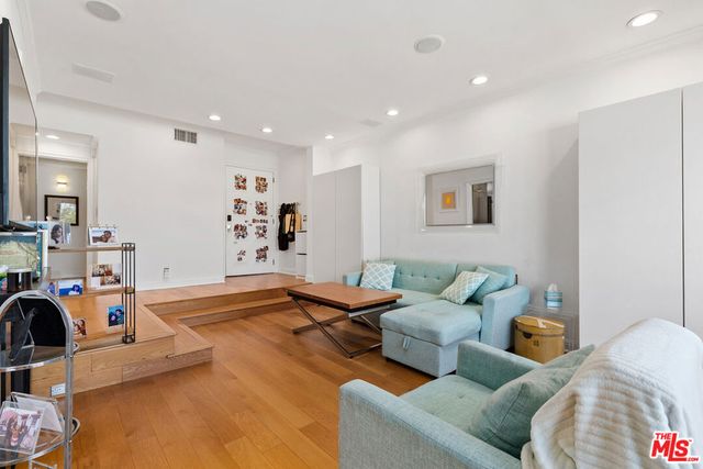 221 S Gale Drive 305, Beverly Hills, CA 90211