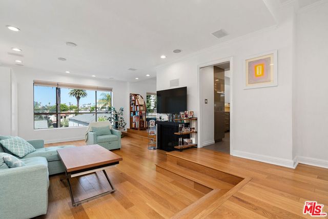 221 S Gale Drive 305, Beverly Hills, CA 90211
