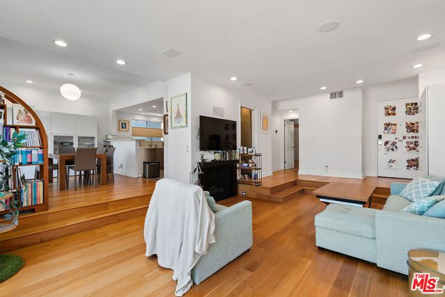 221 S Gale Drive 305, Beverly Hills, CA 90211
