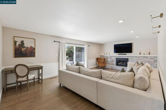 978 Kenston Dr, Clayton, CA 94517