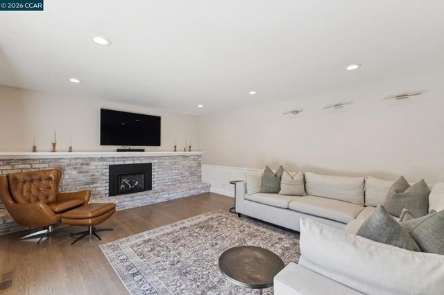 978 Kenston Dr, Clayton, CA 94517