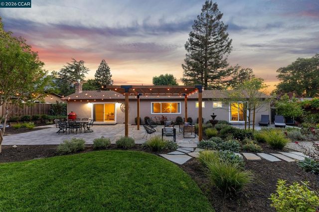 978 Kenston Dr, Clayton, CA 94517