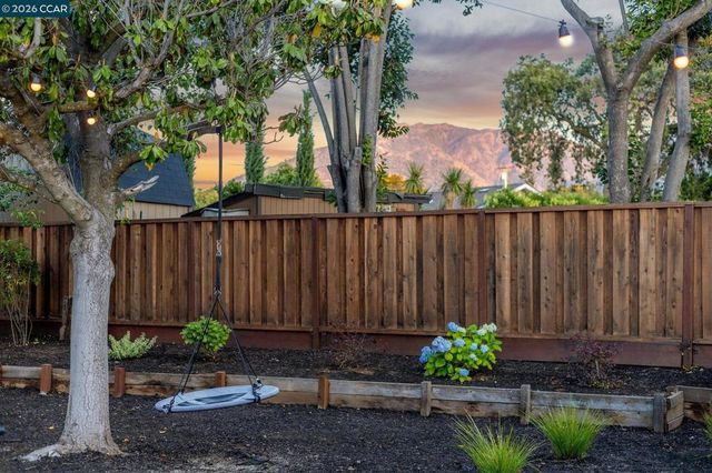 978 Kenston Dr, Clayton, CA 94517