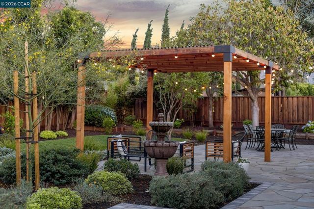978 Kenston Dr, Clayton, CA 94517