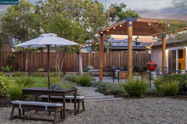 978 Kenston Dr, Clayton, CA 94517