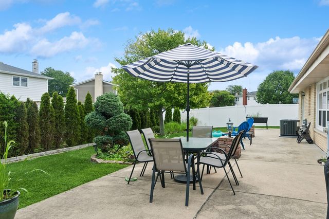 18 W Appletree Lane, Arlington Heights, IL 60004