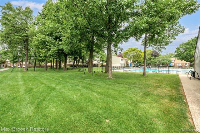 1853 Torquay Avenue 229, Royal Oak, MI 48073