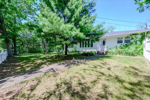 53 Ehrhardt Way, Islandia, NY 11749