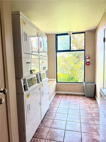 7826 Topanga Canyon, Canoga Park, CA 91304