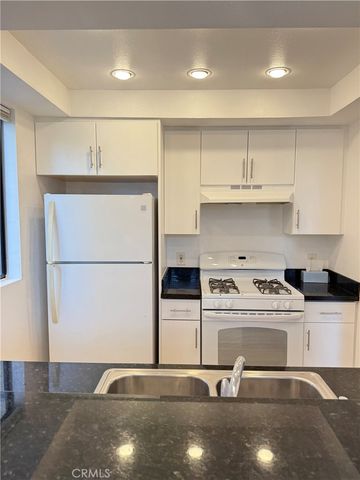 7826 Topanga Canyon, Canoga Park, CA 91304