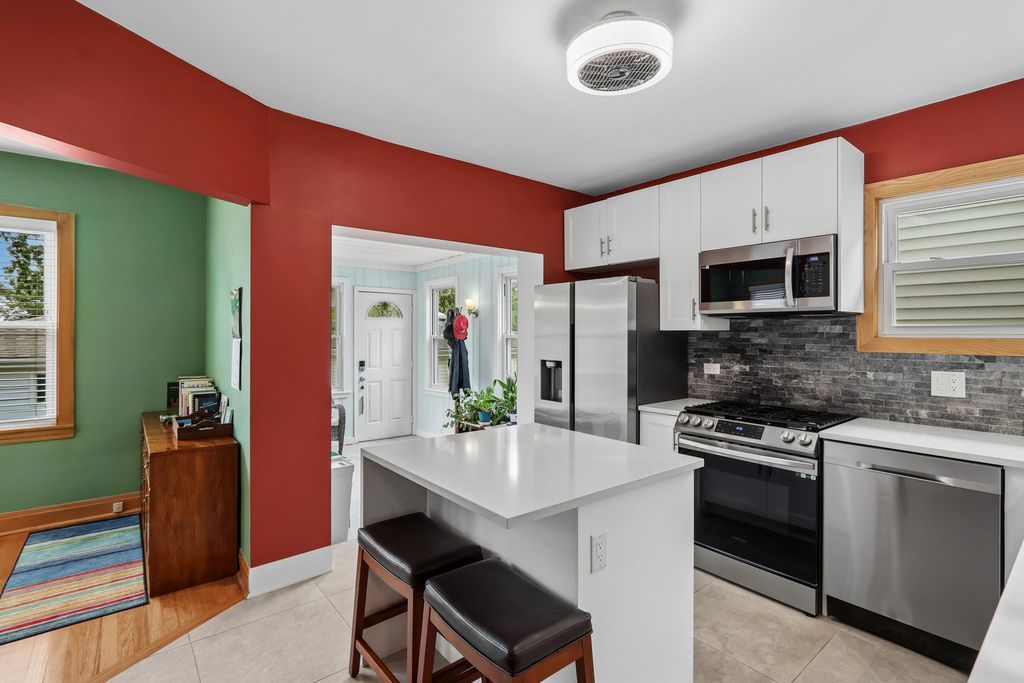 7815 W WESTWOOD Drive, Elmwood Park, IL 60707 — photo 5