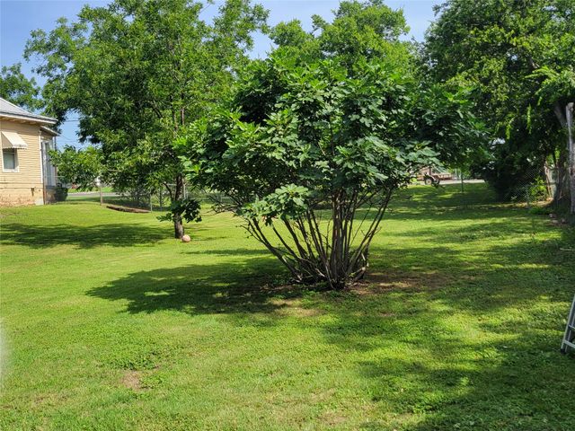 706 W Wrights Avenue, Comanche, TX 76442