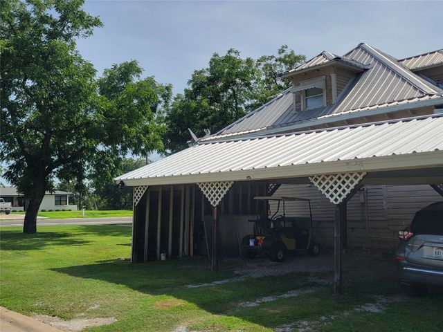 706 W Wrights Avenue, Comanche, TX 76442