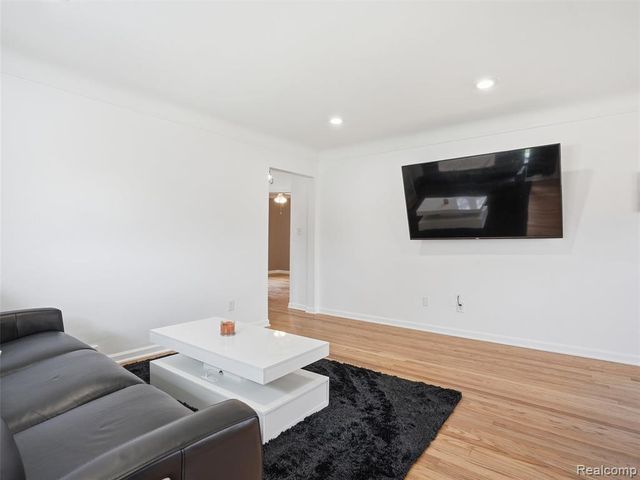 22125 Love Street, Saint Clair Shores, MI 48082