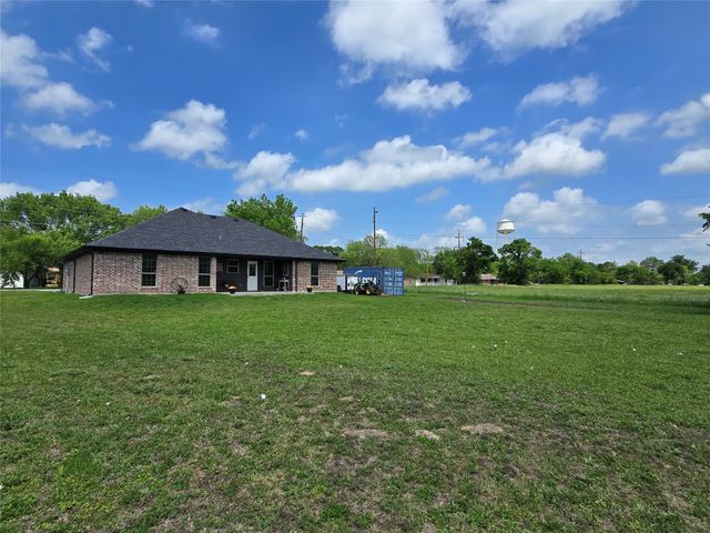 101 E Whitewright Road, Savoy, TX 75479