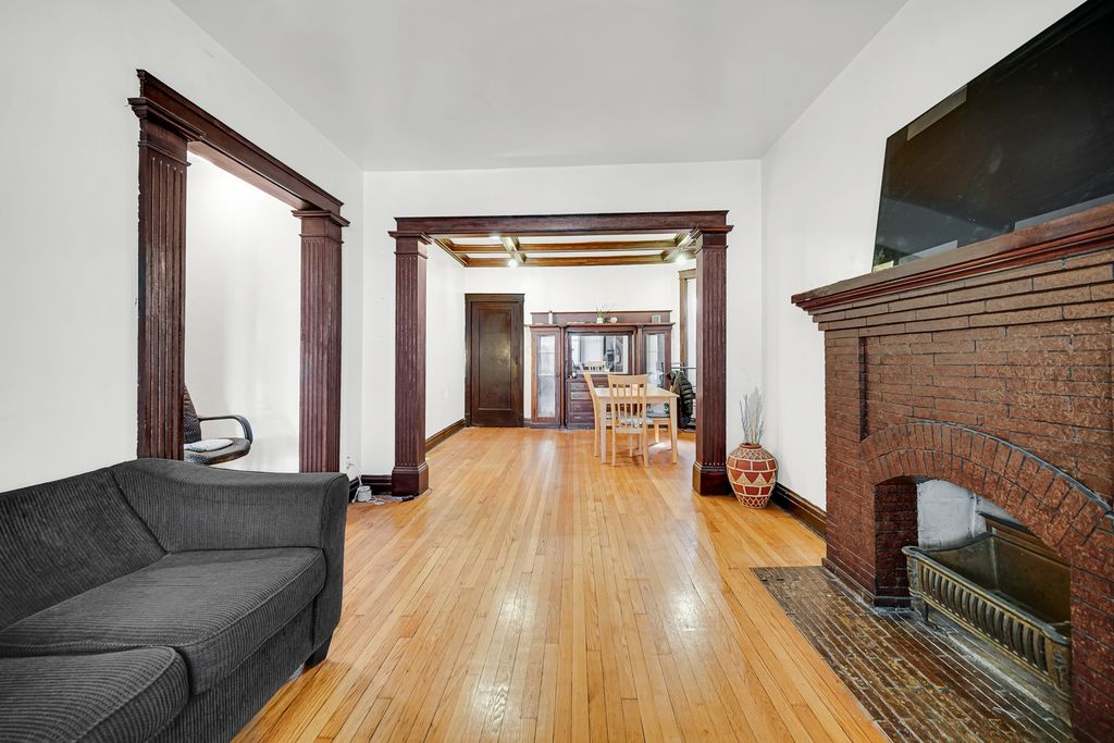 Image 4 of property listing at 11317 S Indiana Avenue, Chicago, IL 60628