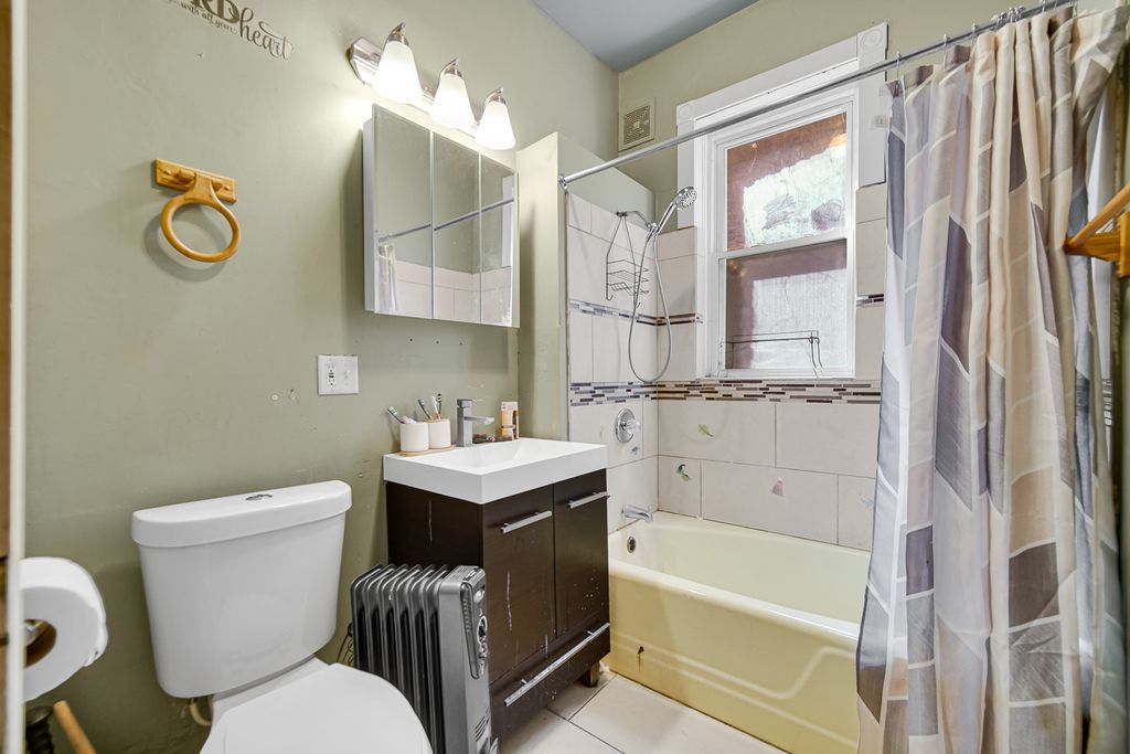 Image 6 of property listing at 11317 S Indiana Avenue, Chicago, IL 60628