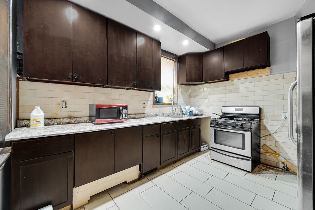 Image 10 of property listing at 11317 S Indiana Avenue, Chicago, IL 60628