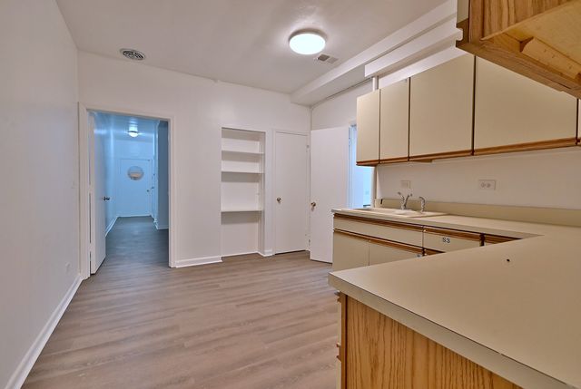 7460 W Belmont Avenue, Chicago, IL 60634