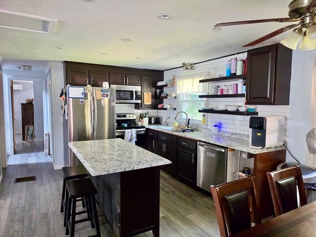9 Maid Marion St, Oxford, MA 01540