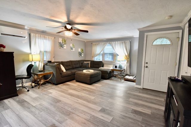 9 Maid Marion St, Oxford, MA 01540