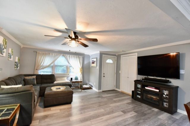 9 Maid Marion St, Oxford, MA 01540
