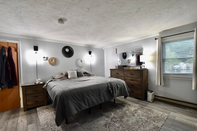 9 Maid Marion St, Oxford, MA 01540