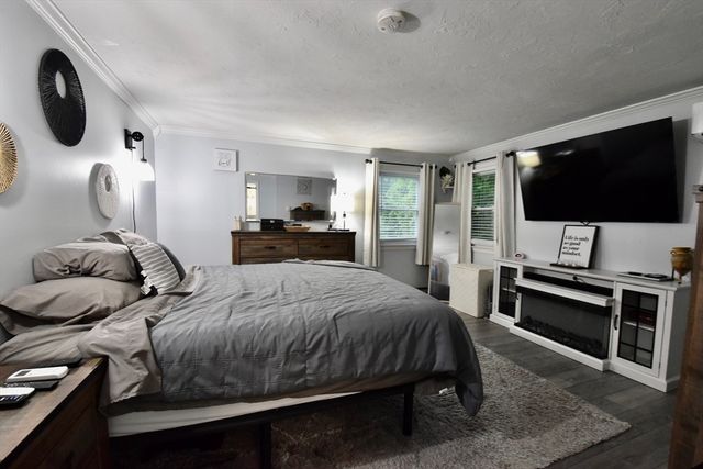 9 Maid Marion St, Oxford, MA 01540