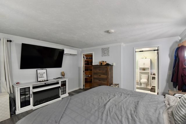 9 Maid Marion St, Oxford, MA 01540