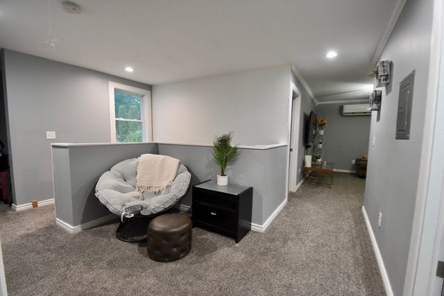 9 Maid Marion St, Oxford, MA 01540