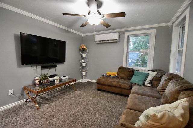 9 Maid Marion St, Oxford, MA 01540