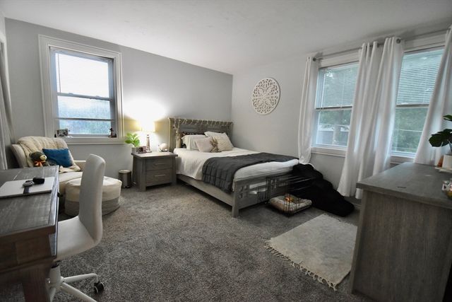 9 Maid Marion St, Oxford, MA 01540