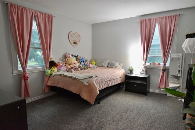 9 Maid Marion St, Oxford, MA 01540