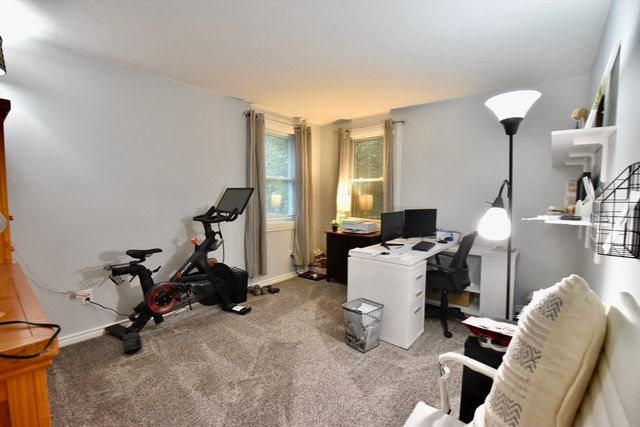 9 Maid Marion St, Oxford, MA 01540