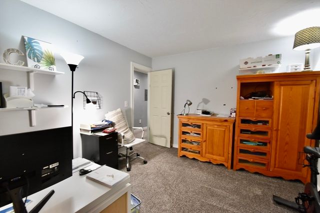 9 Maid Marion St, Oxford, MA 01540