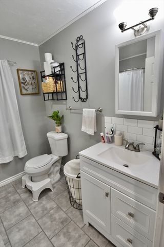9 Maid Marion St, Oxford, MA 01540