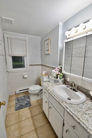 9 Maid Marion St, Oxford, MA 01540
