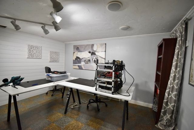 9 Maid Marion St, Oxford, MA 01540